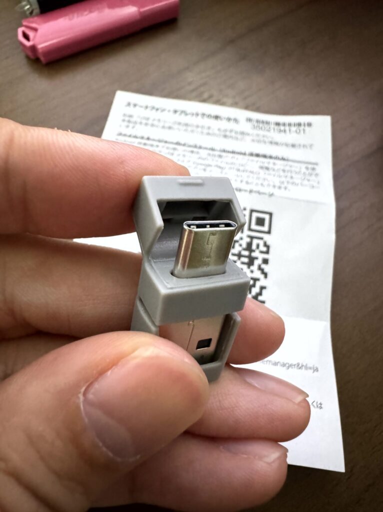 シリコン製の一体型カバーで保護された収納型構造